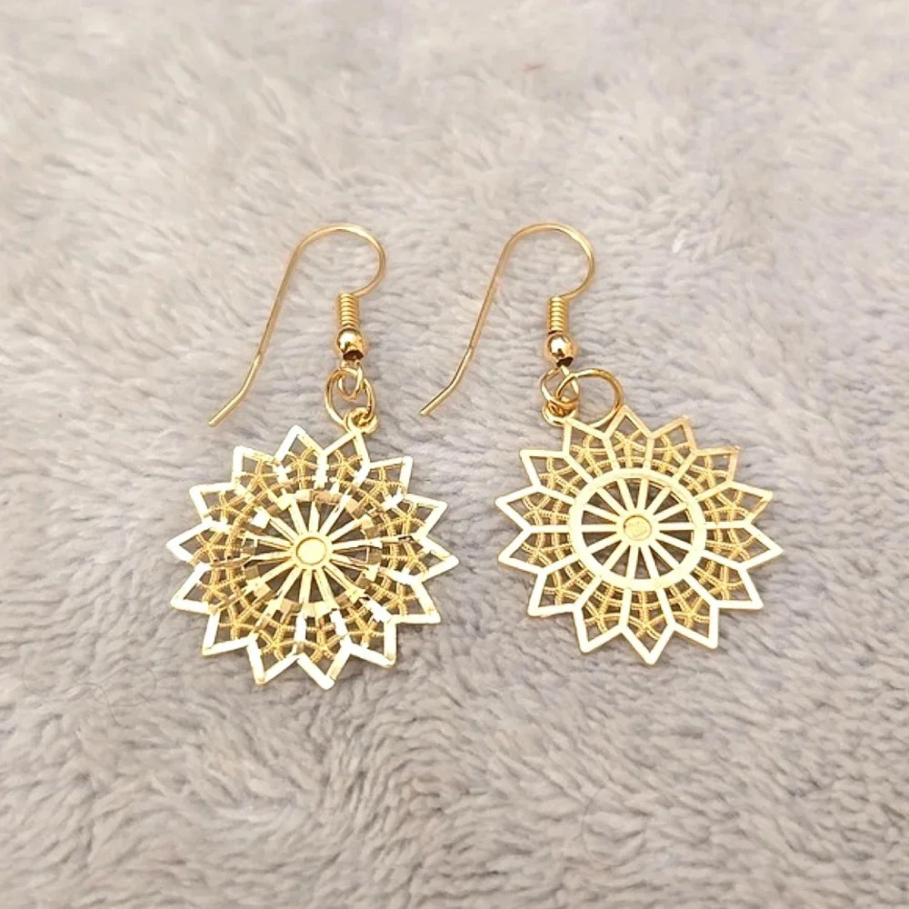 #404 Gold tone earring